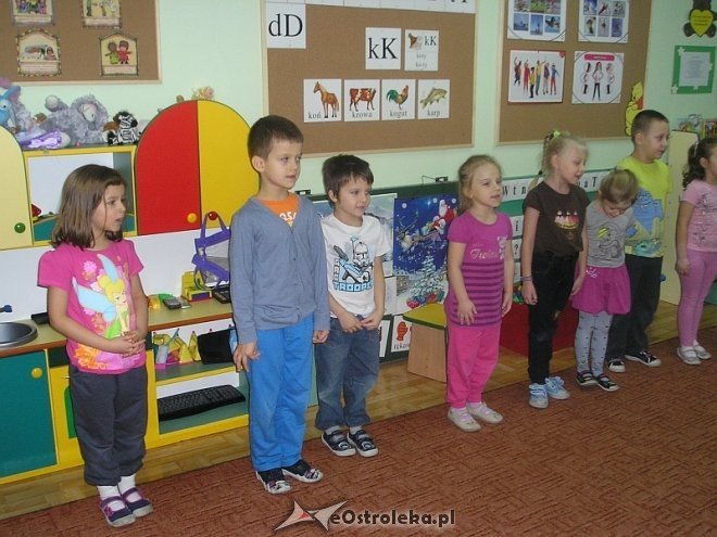 Wychowankowie Zakładu Karnego w Laskowcu czytali bajki dzieciom w Przedszkolu Miejskim nr 10 w Ostrołęce [12.12.2013] - zdjęcie #6 - eOstroleka.pl