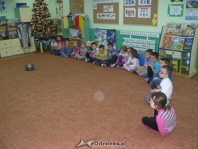 Wychowankowie Zakładu Karnego w Laskowcu czytali bajki dzieciom w Przedszkolu Miejskim nr 10 w Ostrołęce [12.12.2013] - zdjęcie #2 - eOstroleka.pl