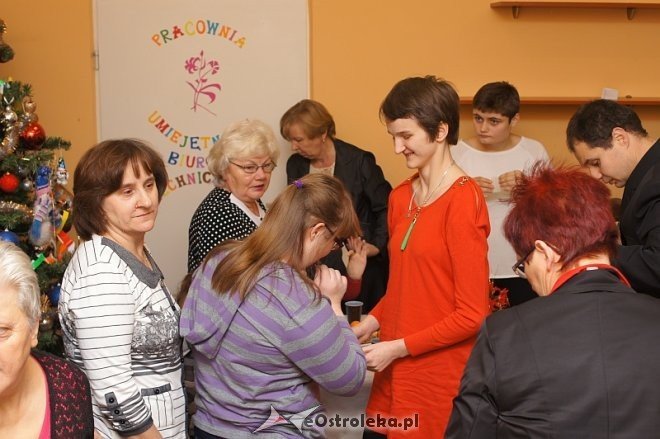 Spotkanie wigilijne w stowarzyszenia Pomocna Dłoń [12.12.2013] - zdjęcie #5 - eOstroleka.pl
