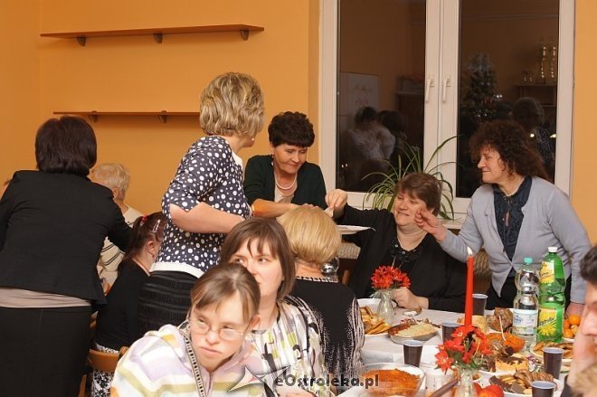 Spotkanie wigilijne w stowarzyszenia Pomocna Dłoń [12.12.2013] - zdjęcie #10 - eOstroleka.pl