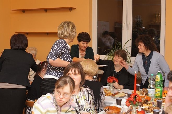 Spotkanie wigilijne w stowarzyszenia Pomocna Dłoń [12.12.2013] - zdjęcie #11 - eOstroleka.pl