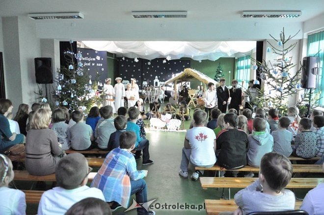 Jasełka w Szkole Podstawowej nr 10 w Ostrołęce [17.12.2013] - zdjęcie #27 - eOstroleka.pl