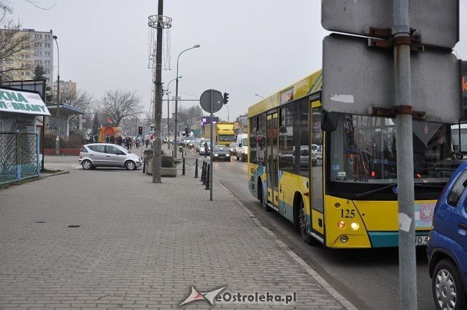 Chaos komunikacyjny w mieście. OSTRADA samowolnie podjęła prace remontowe! [18.12.2013] - zdjęcie #1 - eOstroleka.pl