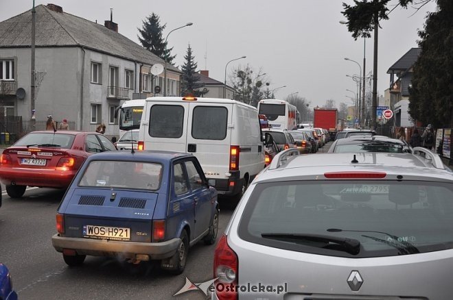 Chaos komunikacyjny w mieście. OSTRADA samowolnie podjęła prace remontowe! [18.12.2013] - zdjęcie #2 - eOstroleka.pl