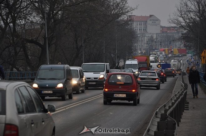 Chaos komunikacyjny w mieście. OSTRADA samowolnie podjęła prace remontowe! [18.12.2013] - zdjęcie #9 - eOstroleka.pl