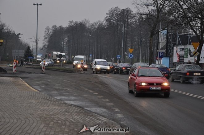 Chaos komunikacyjny w mieście. OSTRADA samowolnie podjęła prace remontowe! [18.12.2013] - zdjęcie #13 - eOstroleka.pl