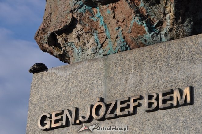 Popękany pomnik Gen. Józefa Gema - zdjęcie #6 - eOstroleka.pl