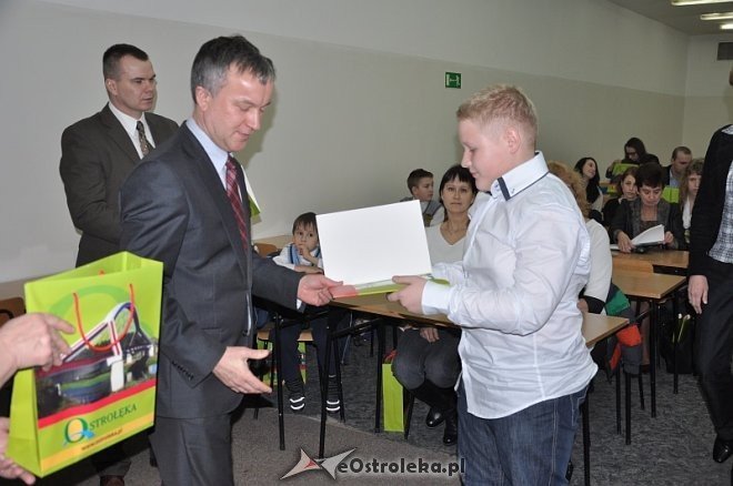 Rozstrzygnięcie laureatów konkursu na zbiórkę makulatury i baterii [19.12.2013] - zdjęcie #1 - eOstroleka.pl