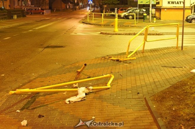 Zniszczona barierka na ul. Korczaka [22.12.2013] - zdjęcie #1 - eOstroleka.pl