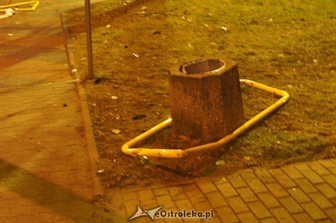 Zniszczona barierka na ul. Korczaka [22.12.2013] - zdjęcie #18 - eOstroleka.pl