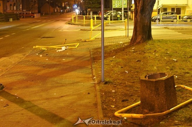 Zniszczona barierka na ul. Korczaka [22.12.2013] - zdjęcie #17 - eOstroleka.pl