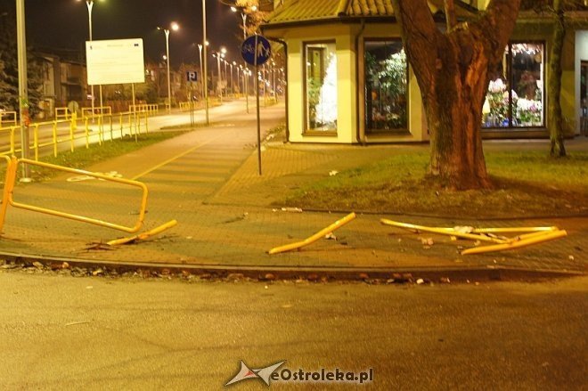 Zniszczona barierka na ul. Korczaka [22.12.2013] - zdjęcie #7 - eOstroleka.pl