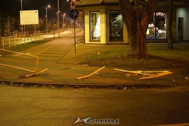 Zniszczona barierka na ul. Korczaka [22.12.2013] - zdjęcie #8 - eOstroleka.pl