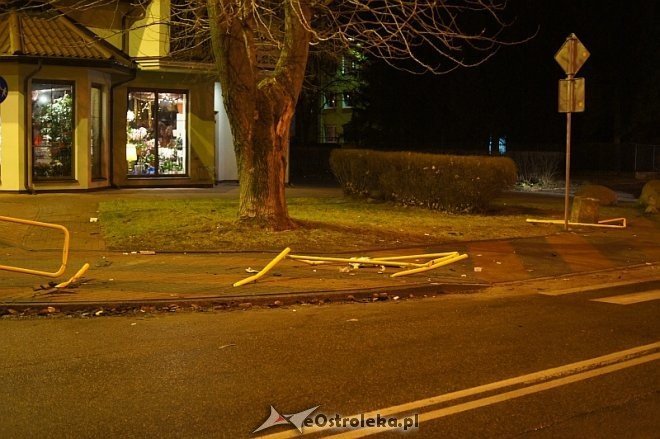 Zniszczona barierka na ul. Korczaka [22.12.2013] - zdjęcie #11 - eOstroleka.pl