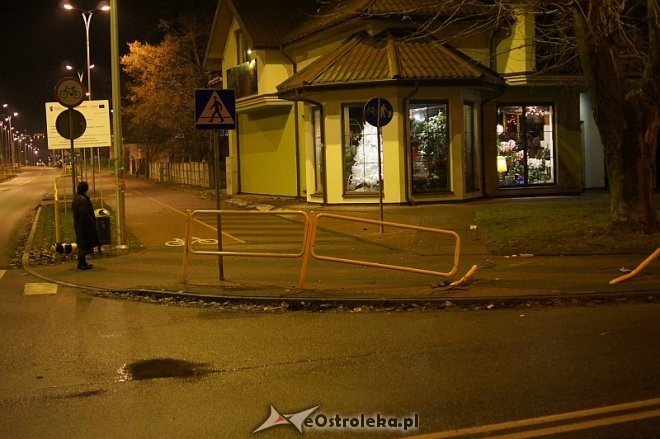 Zniszczona barierka na ul. Korczaka [22.12.2013] - zdjęcie #10 - eOstroleka.pl