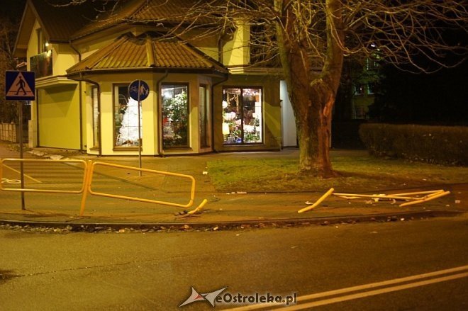 Zniszczona barierka na ul. Korczaka [22.12.2013] - zdjęcie #9 - eOstroleka.pl