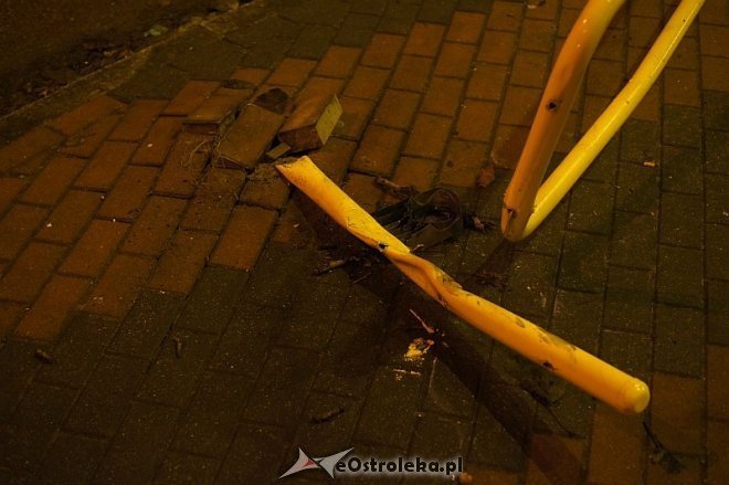 Zniszczona barierka na ul. Korczaka [22.12.2013] - zdjęcie #7 - eOstroleka.pl