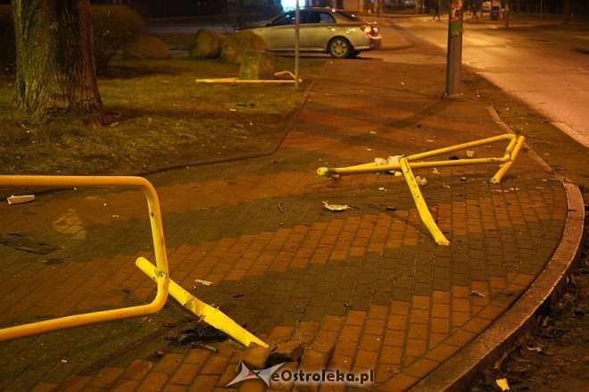 Zniszczona barierka na ul. Korczaka [22.12.2013] - zdjęcie #14 - eOstroleka.pl