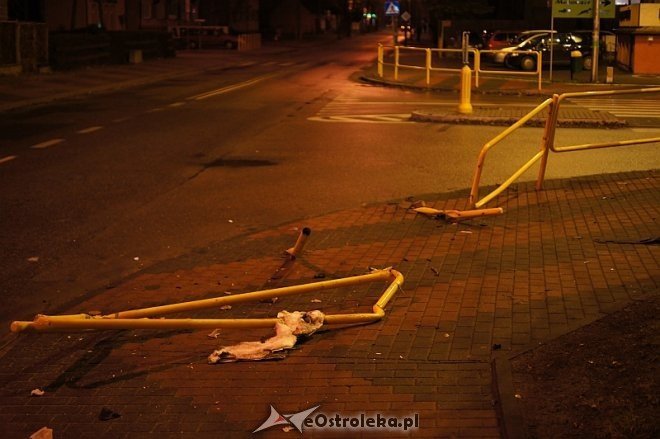 Zniszczona barierka na ul. Korczaka [22.12.2013] - zdjęcie #4 - eOstroleka.pl