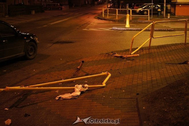 Zniszczona barierka na ul. Korczaka [22.12.2013] - zdjęcie #3 - eOstroleka.pl