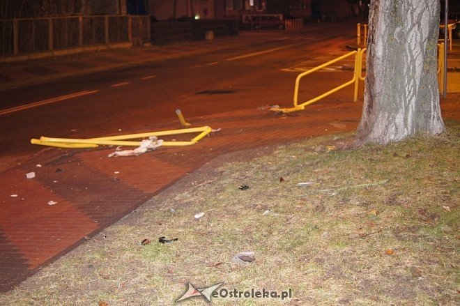 Zniszczona barierka na ul. Korczaka [22.12.2013] - zdjęcie #2 - eOstroleka.pl