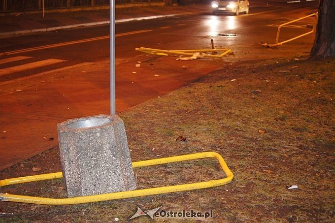 Zniszczona barierka na ul. Korczaka [22.12.2013] - zdjęcie #1 - eOstroleka.pl