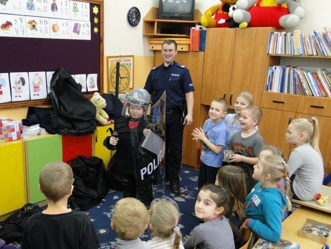 Profilaktyczne spotkania z dziećmi w Czarni [23.12.2013] - zdjęcie #3 - eOstroleka.pl