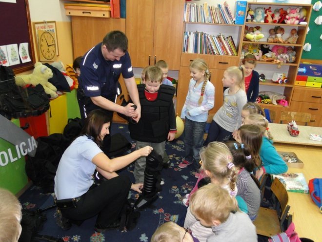 Profilaktyczne spotkania z dziećmi w Czarni [23.12.2013] - zdjęcie #1 - eOstroleka.pl