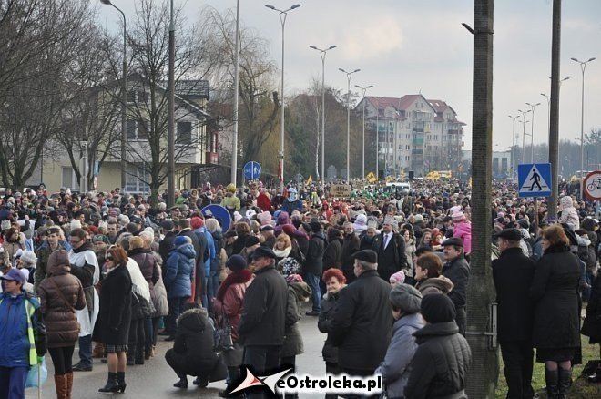 Orszak Trzech Króli ulicami Ostrołęki [06.01.2013] - zdjęcie #110 - eOstroleka.pl