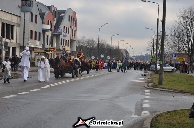 Orszak Trzech Króli ulicami Ostrołęki [06.01.2013] - zdjęcie #107 - eOstroleka.pl