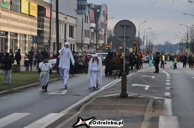 Orszak Trzech Króli ulicami Ostrołęki [06.01.2013] - zdjęcie #105 - eOstroleka.pl
