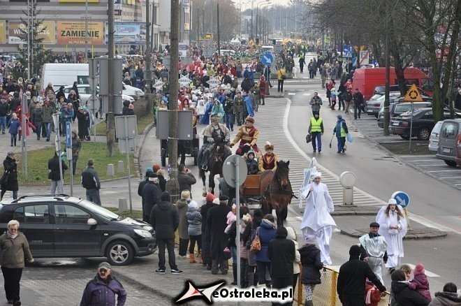 Orszak Trzech Króli ulicami Ostrołęki [06.01.2013] - zdjęcie #103 - eOstroleka.pl