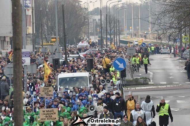 Orszak Trzech Króli ulicami Ostrołęki [06.01.2013] - zdjęcie #91 - eOstroleka.pl