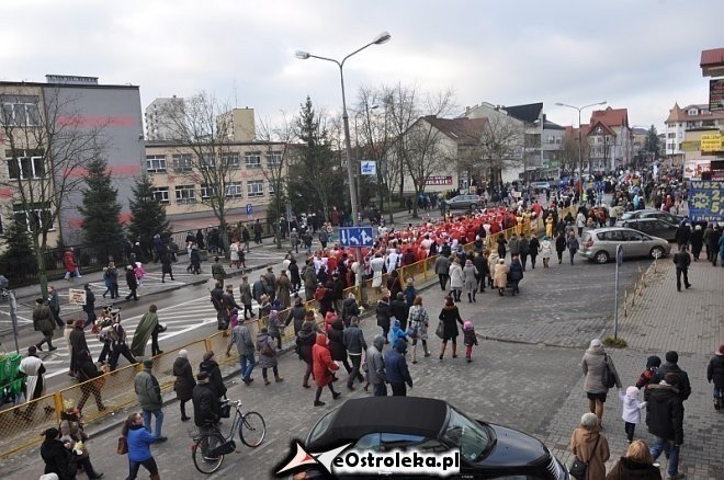 Orszak Trzech Króli ulicami Ostrołęki [06.01.2013] - zdjęcie #81 - eOstroleka.pl
