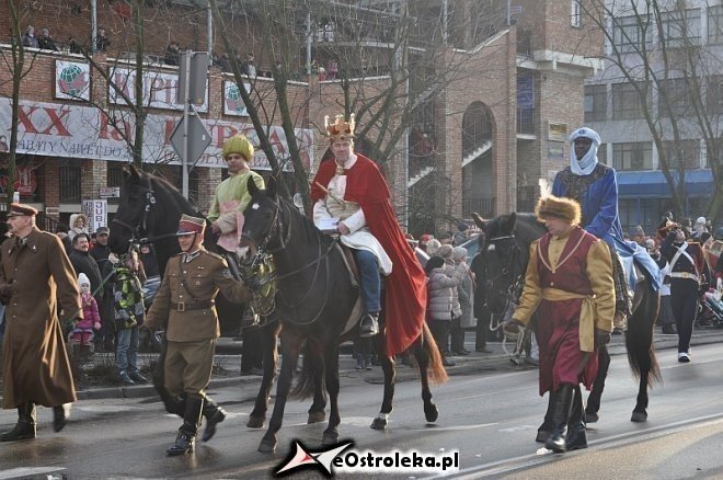 Orszak Trzech Króli ulicami Ostrołęki [06.01.2013] - zdjęcie #44 - eOstroleka.pl