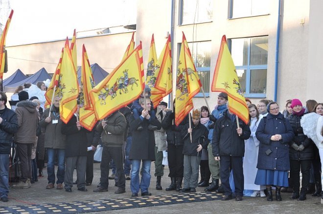 Orszak Trzech Króli ulicami Ostrołęki [06.01.2013] - zdjęcie #3 - eOstroleka.pl