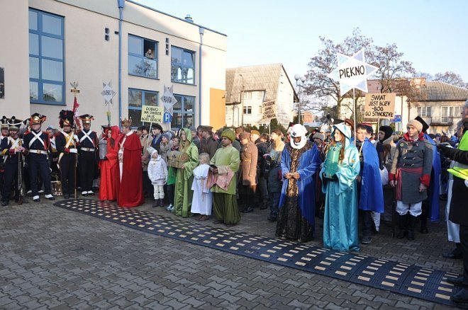 Orszak Trzech Króli ulicami Ostrołęki [06.01.2013] - zdjęcie #2 - eOstroleka.pl