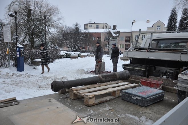 Zabytkowa armata zniknęła z placu Bema [ZDJĘCIA] - zdjęcie #4 - eOstroleka.pl