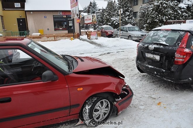 Wypadek na ulicy Sikorskiego. Kierujący skodą miał 1,5 promila alkoholu [ZDJĘCIA] - zdjęcie #6 - eOstroleka.pl
