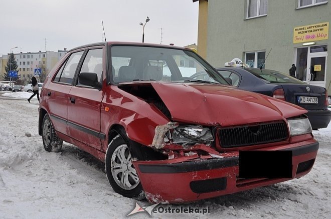 Wypadek na ulicy Sikorskiego. Kierujący skodą miał 1,5 promila alkoholu [ZDJĘCIA] - zdjęcie #7 - eOstroleka.pl