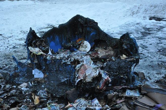 Pożar na Sikorskiego. Palił się pojemnik na makulaturę [18.01.2014] - zdjęcie #4 - eOstroleka.pl