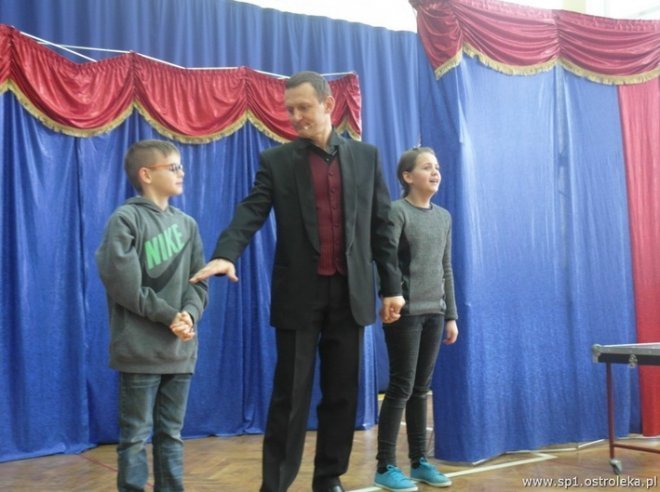 Pokaz magii w Szkole Podstawowej nr 1 w Ostrołęce [20.01.2013] - zdjęcie #2 - eOstroleka.pl