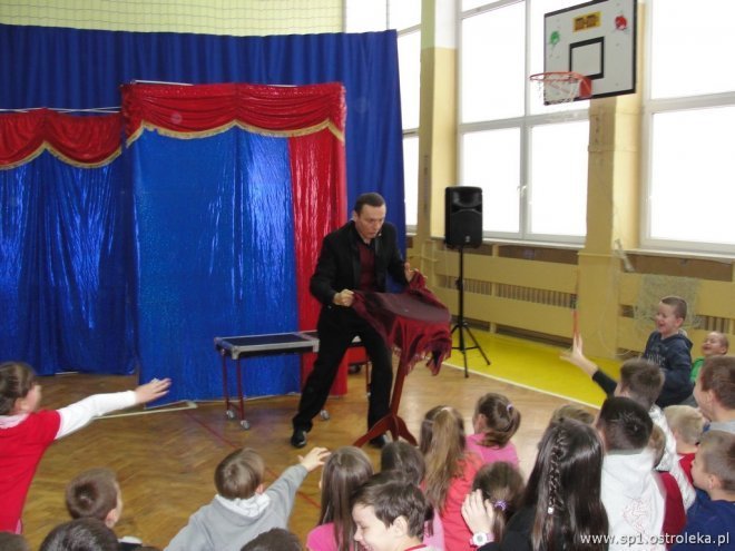 Pokaz magii w Szkole Podstawowej nr 1 w Ostrołęce [20.01.2013] - zdjęcie #2 - eOstroleka.pl