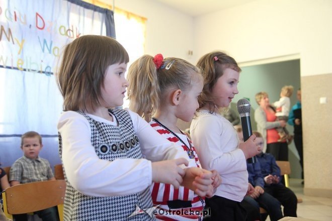 Przedszkolaki z Rzekunia uczcili Dzień Babci i Dziadka [22.01.2014] - zdjęcie #39 - eOstroleka.pl