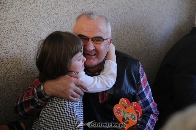 Przedszkolaki z Rzekunia uczcili Dzień Babci i Dziadka [22.01.2014] - zdjęcie #8 - eOstroleka.pl