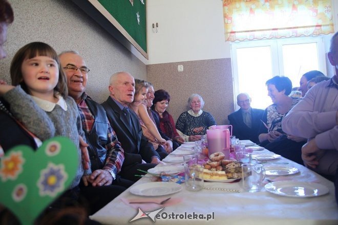 Przedszkolaki z Rzekunia uczcili Dzień Babci i Dziadka [22.01.2014] - zdjęcie #1 - eOstroleka.pl