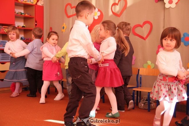Słoneczka z miejskiej „siódemki” uczciły Dzień Babci i Dziadka [ZDJĘCIA] - zdjęcie #3 - eOstroleka.pl