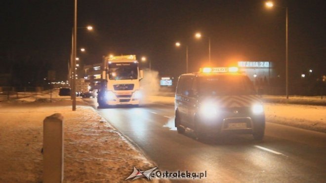 Ostrołęka: Nocny transport ponadgabarytowy ulicami miasta  - zdjęcie #1 - eOstroleka.pl