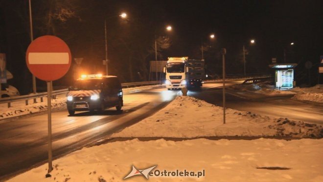 Ostrołęka: Nocny transport ponadgabarytowy ulicami miasta  - zdjęcie #4 - eOstroleka.pl