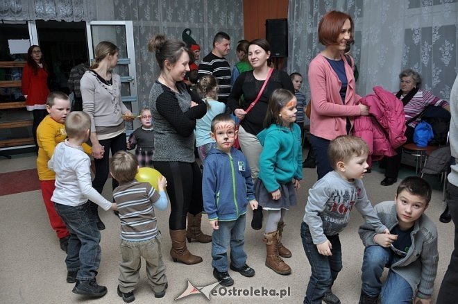 Choinka dla dzieci z osiedla Starosty Kosa [ZDJĘCIA] - zdjęcie #11 - eOstroleka.pl